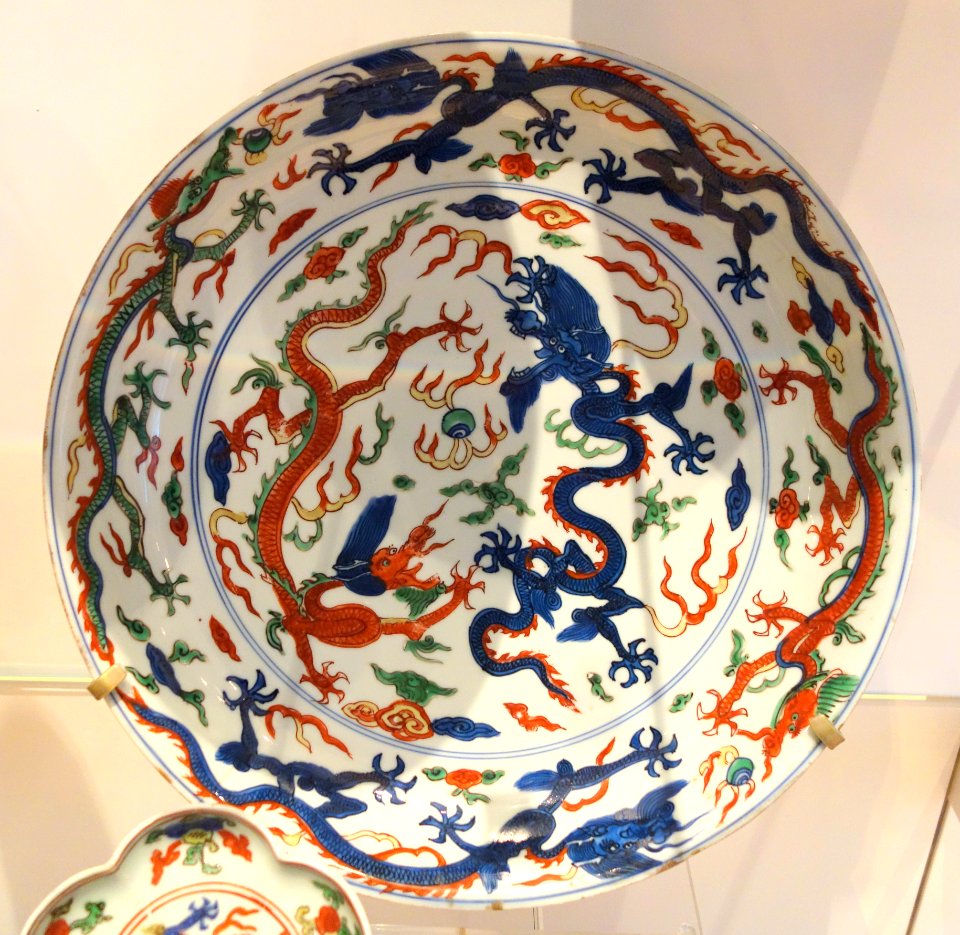 Jingdezhen dish, China, Ming dynasty, Wanli period, 1573-1620, porcelain with cobalt-blue pain, glaze, enamel paints - Royal Ontario Museum - DSC03916