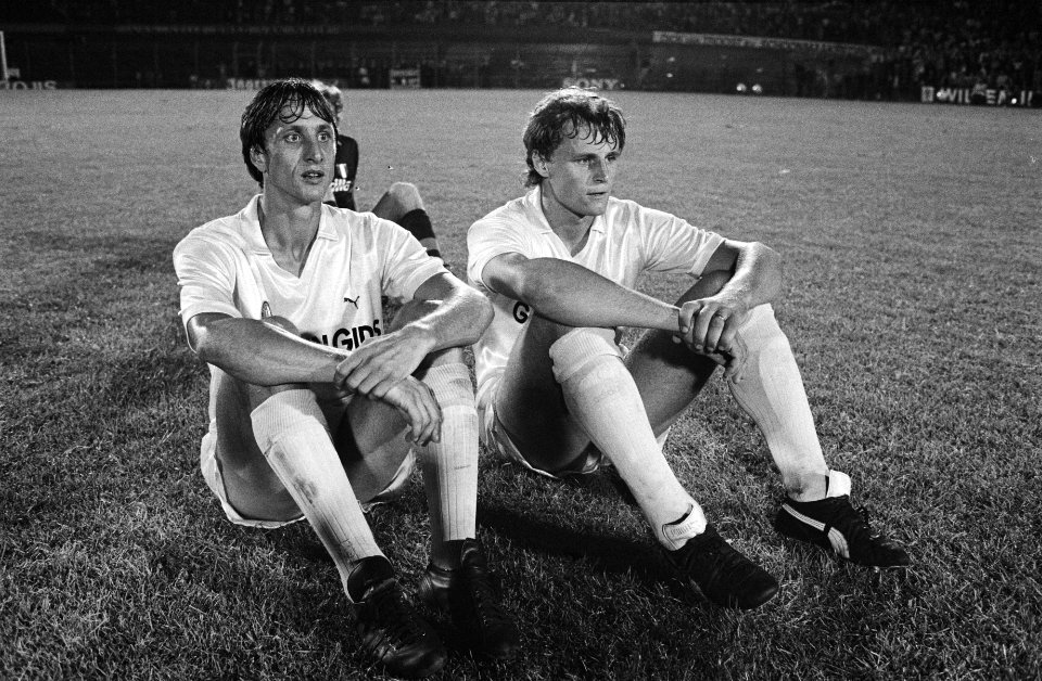 Johan Cruijff (l) zit op de grond, Bestanddeelnr 932-6660