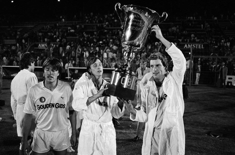 Johan Cruijff (l) en Vermeulen met de beker, Bestanddeelnr 932-6659