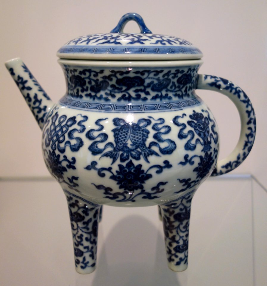 Jingdezhen ewer, China, Qing dynasty, Daoguang period, 1821-1850, porcelain, underglaze blue - Royal Ontario Museum - DSC03798
