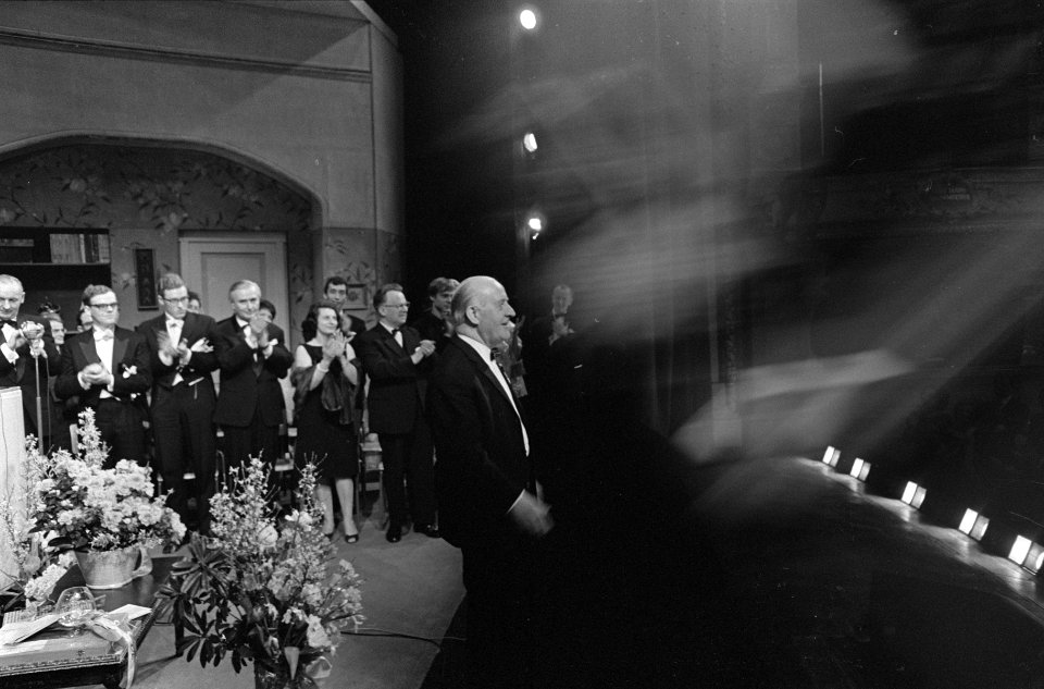 Johan Kaart 50 jaar aan toneel, uit handen van Minister Vrolijk ontvangt bij de , Bestanddeelnr 918-7410