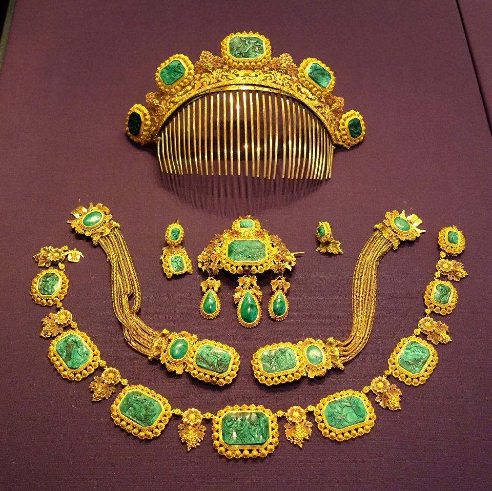Jewelry set owned by Queen Sofia of Sweden and Norway, 1836-1913, gold and malachite - Nordiska museet - Stockholm, Sweden - DSC09758
