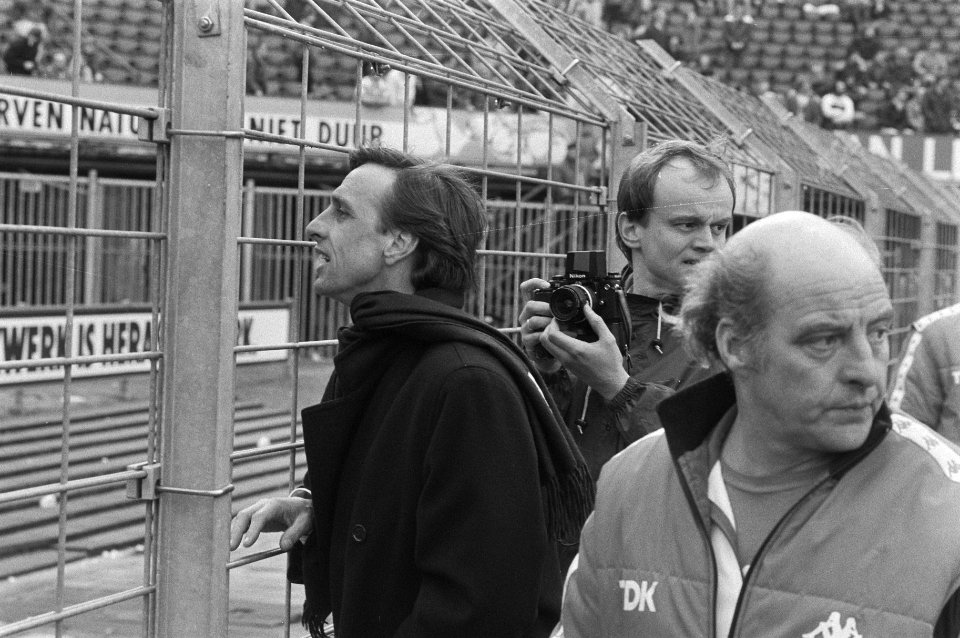 Johan Cruijff maant Ajax-aanhang tot kalmte nadat er ongeregeldheden waren uitge, Bestanddeelnr 933-6127
