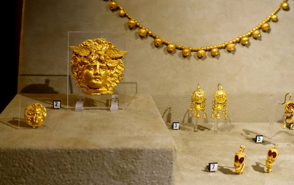Jewellery, including a Medusa's head, gold, inv. 13664 - Museo Gregoriano Etrusco - Vatican Museums - DSC01139