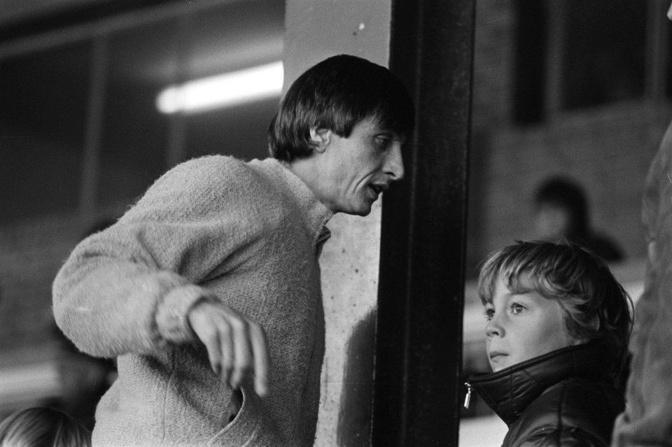 Johan Cruijff met kinderen op de tribune, Bestanddeelnr 931-7928