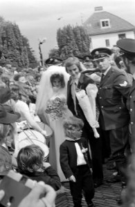 Johan Neeskens getrouwd met Marianne Schiphof in Heemstede tijdens trouwplechti, Bestanddeelnr 927-3305
