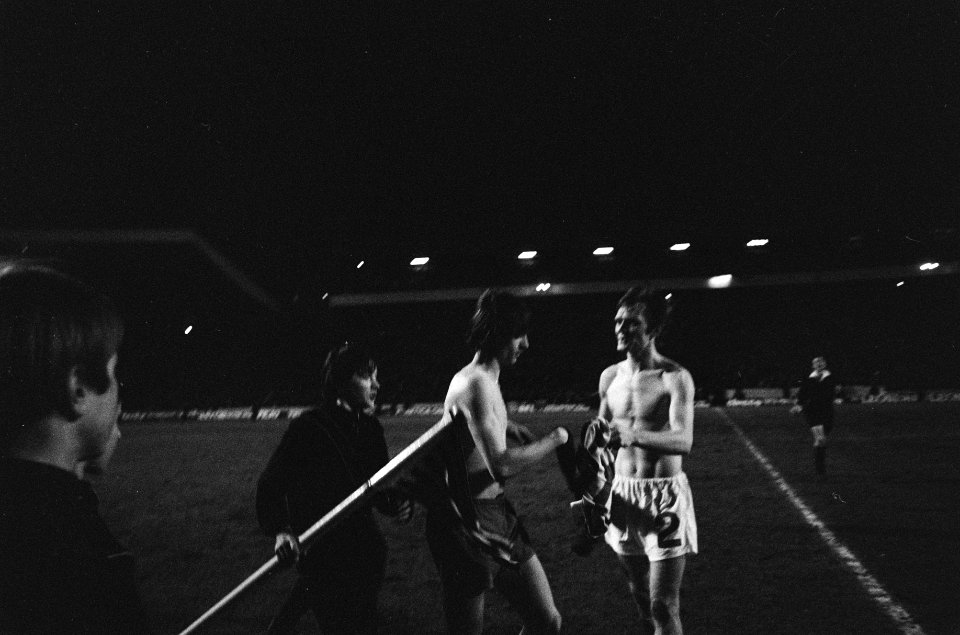 Johan Cruijff en Celtic-speler David Hay ruilen hun shirt na afloop, Bestanddeelnr 924-3901