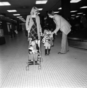 Johan Cruyff met echtgenote Danny en kinderen Chantal en Susila (in buggy), Bestanddeelnr 926-8209