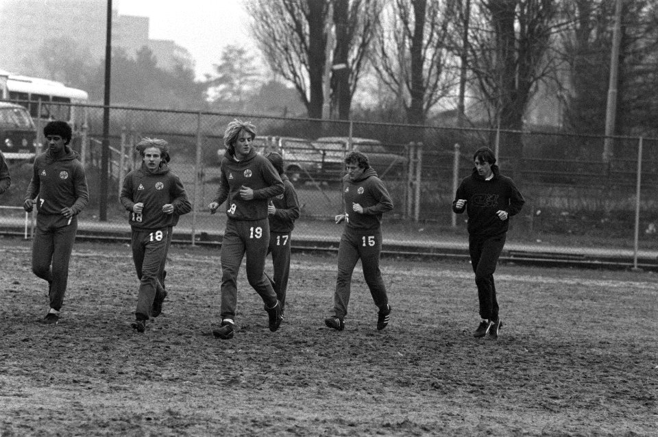 Johan Cruijff (rechts) tijdens de training, Bestanddeelnr 931-8197