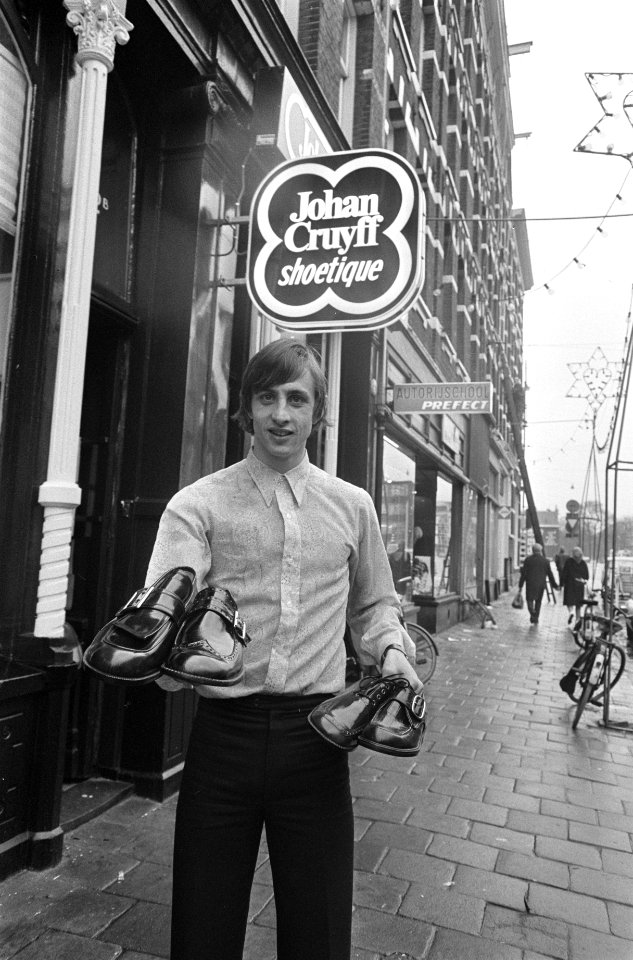 Johan Cruyff opent zijn schoenenwinkel in Kinkerstraat Amsterdam. J. Cruyff voor, Bestanddeelnr 923-0460