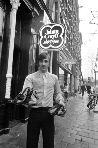 Johan Cruyff opent zijn schoenenwinkel in Kinkerstraat Amsterdam. J. Cruyff voor, Bestanddeelnr 923-0460
