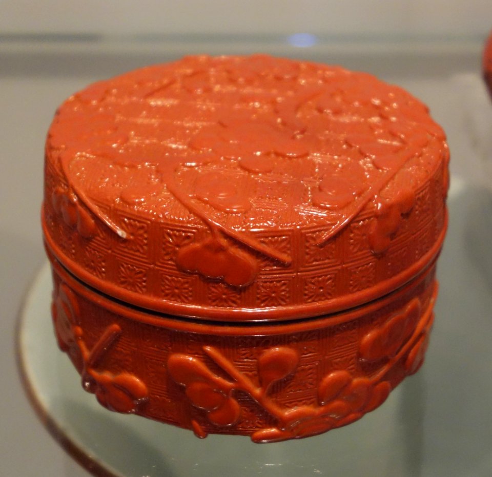 Jingdezhen box, China, Qing dynasty, c. 1800-1900, glazed porcelain, enamel glaze - Royal Ontario Museum - DSC03890