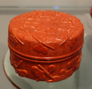 Jingdezhen box, China, Qing dynasty, c. 1800-1900, glazed porcelain, enamel glaze - Royal Ontario Museum - DSC03890