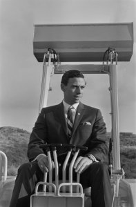 Jim Clark terwijl hij op de nieuwe Ford tractor zit, Bestanddeelnr 918-4006