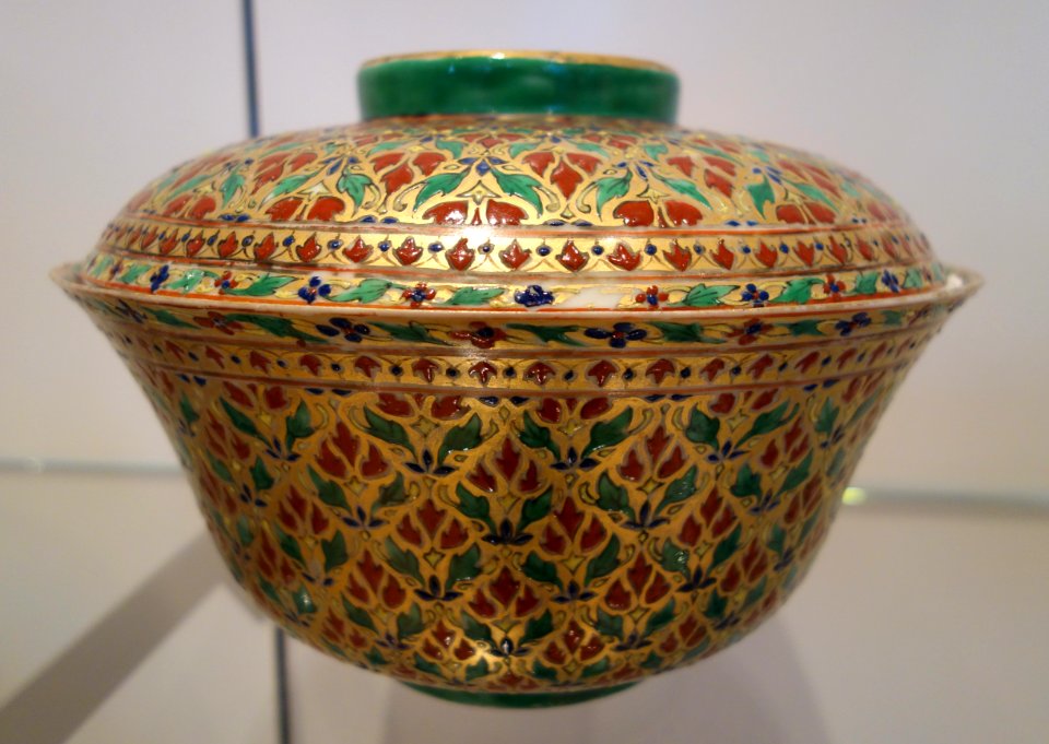 Jingdezhen covered bowl, China, Qing dynasty, c. 1800-1835, glazed porcelain, enamels - Royal Ontario Museum - DSC03874