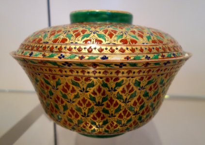 Jingdezhen covered bowl, China, Qing dynasty, c. 1800-1835, glazed porcelain, enamels - Royal Ontario Museum - DSC03874