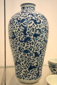 Jingdezhen vase, China, Qing dynasty, Yongzheng period, 1723-1735, porcelain, underglaze blue - Royal Ontario Museum - DSC03767