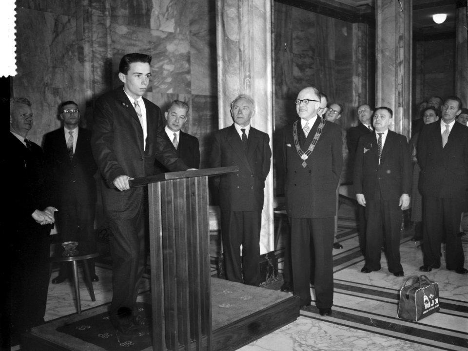 Joe Meany officieel in Leiden ontvangen door burgemeester Jhr Mr FH van Kins, Bestanddeelnr 908-4073