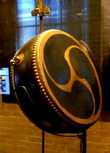 Jindaiko (war drum), Japan, Edo period, 1615-1868 AD, wood, leather, lacquer, silk - The Ann and Gabriel Barbier-Mueller Museum - DSC05459