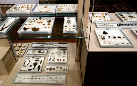 Jewelry display - Cincinnati Art Museum - DSC04352
