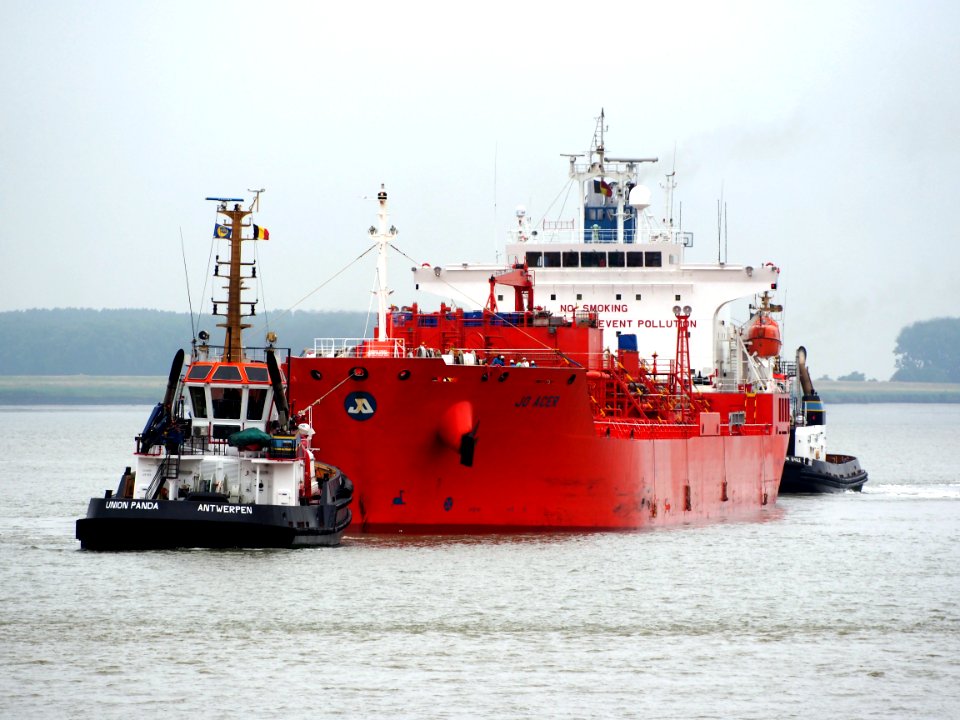 Jo Acer - IMO 9272668 going into the Zandvlietlock pic 1