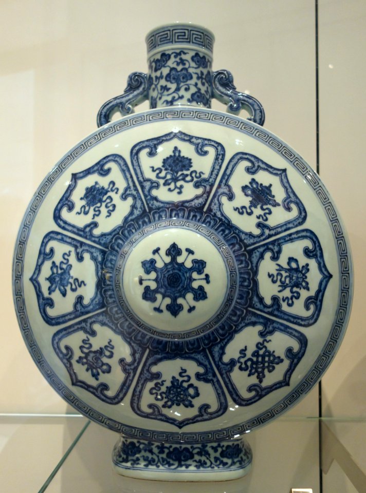 Jingdezhen flask, China, Qing dynasty, Qianlong period, 1736-1795, porcelain, underglaze blue - Royal Ontario Museum - DSC03787
