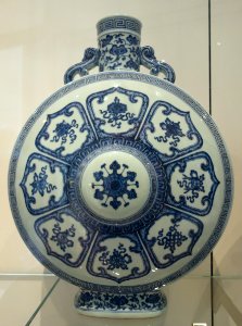 Jingdezhen flask, China, Qing dynasty, Qianlong period, 1736-1795, porcelain, underglaze blue - Royal Ontario Museum - DSC03787