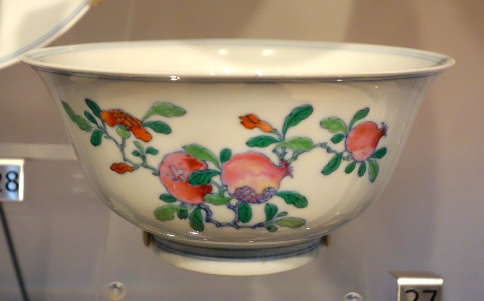 Jingdezhen bowl, China, Qing dynasty, Yongzhen period, 1723-1735, porcelain, underglaze blue, enamels - Royal Ontario Museum - DSC03924
