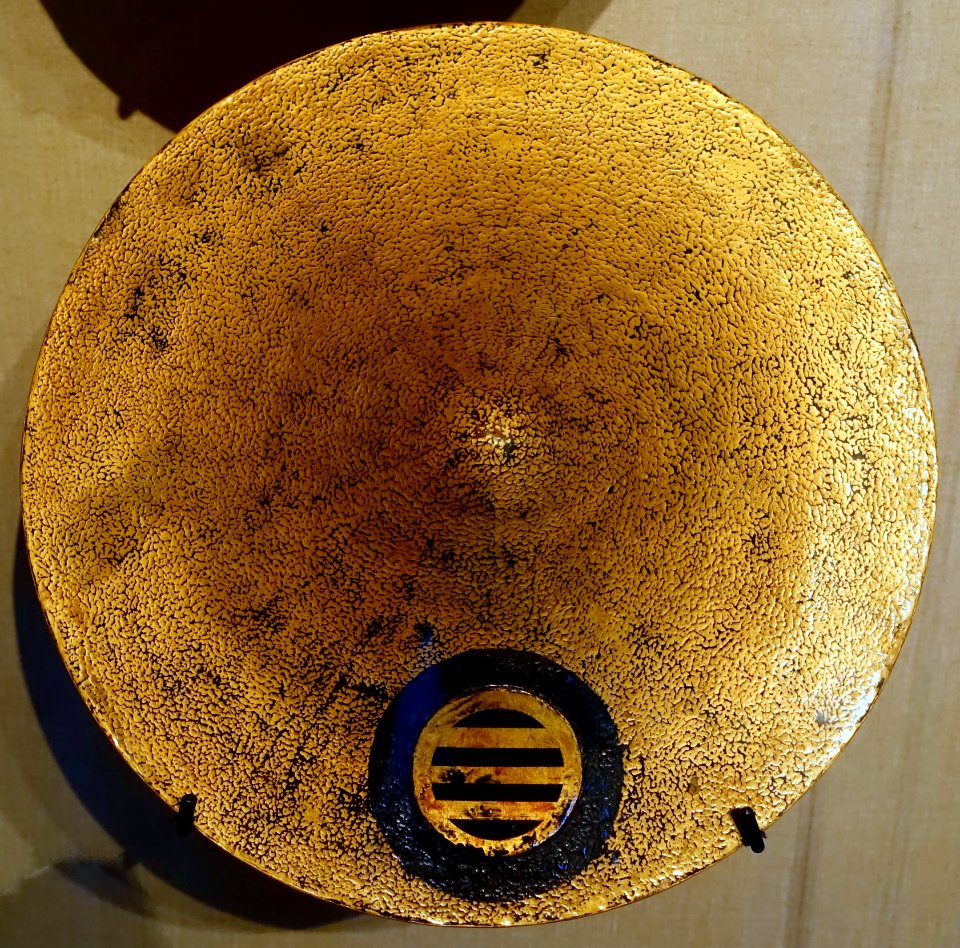 Jingasa (military hat), crest of the Kikkawa clan of Aki province, Japan, Edo period, 1615-1868 AD, wood, lacquer, gold - The Ann and Gabriel Barbier-Mueller Museum - DSC05623