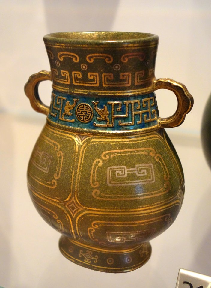 Jingdezhen vase, China, Qing dynasty, 1820-1850, glazed porcelain, enamels - Royal Ontario Museum - DSC03865