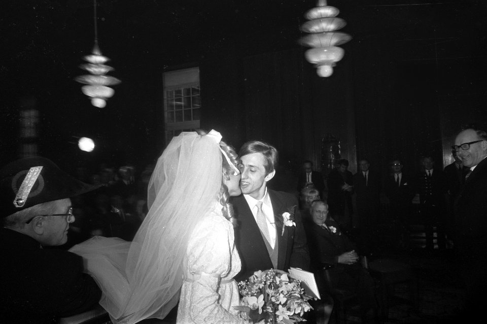 Johan Cruijff getrouwd met Danny Coster bruidspaar in trouwzaal, Bestanddeelnr 921-9079