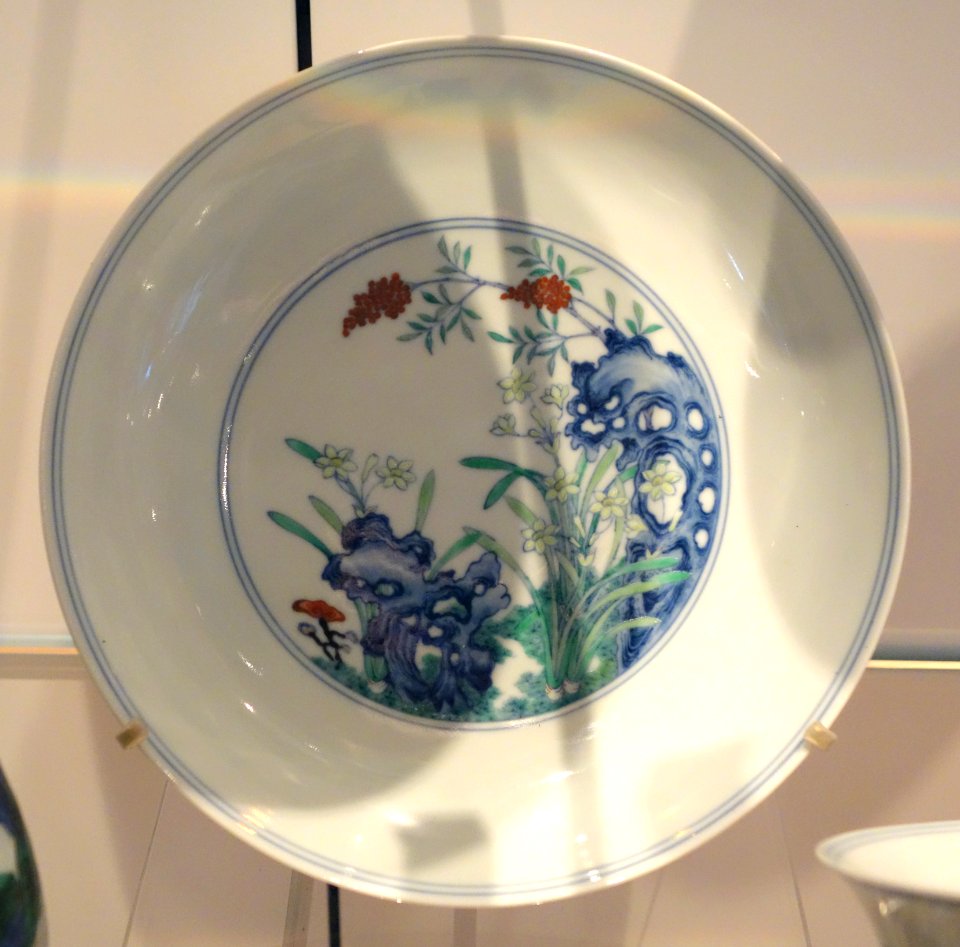 Jingdezhen dish, China, Qing dynasty, Yongzhen period, 1723-1735, porcelain, underglaze blue, enamels - Royal Ontario Museum - DSC03922