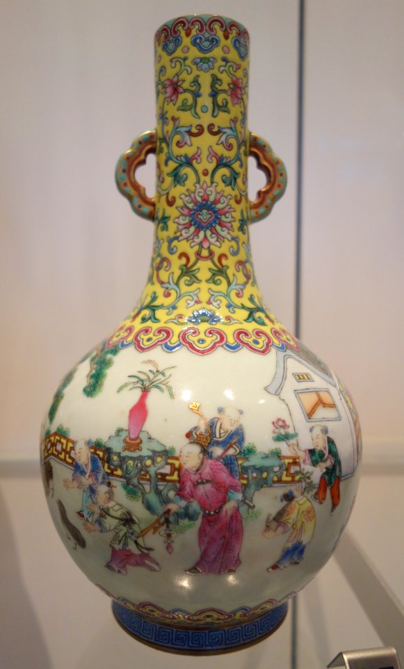 Jingdezhen vase with children, view 1, China, Qing dynasty, Jiaqing period, 1796-1820, glazed porcelain, enamels - Royal Ontario Museum - DSC03941