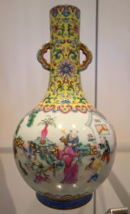 Jingdezhen vase with children, view 1, China, Qing dynasty, Jiaqing period, 1796-1820, glazed porcelain, enamels - Royal Ontario Museum - DSC03941