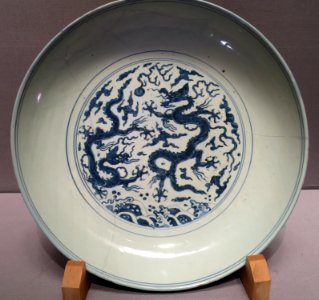 Jingdezhen ware dish with dragon design, Jiajing era, Tokyo National Museum
