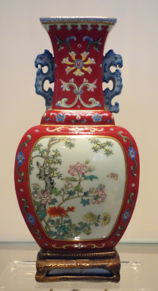 Jingdezhen wall vase, China, Qing dynasty, Qianlong period, 1736-1795, glazed porcelain, enamels - Royal Ontario Museum - DSC03934