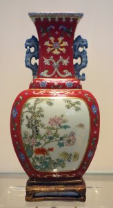 Jingdezhen wall vase, China, Qing dynasty, Qianlong period, 1736-1795, glazed porcelain, enamels - Royal Ontario Museum - DSC03934
