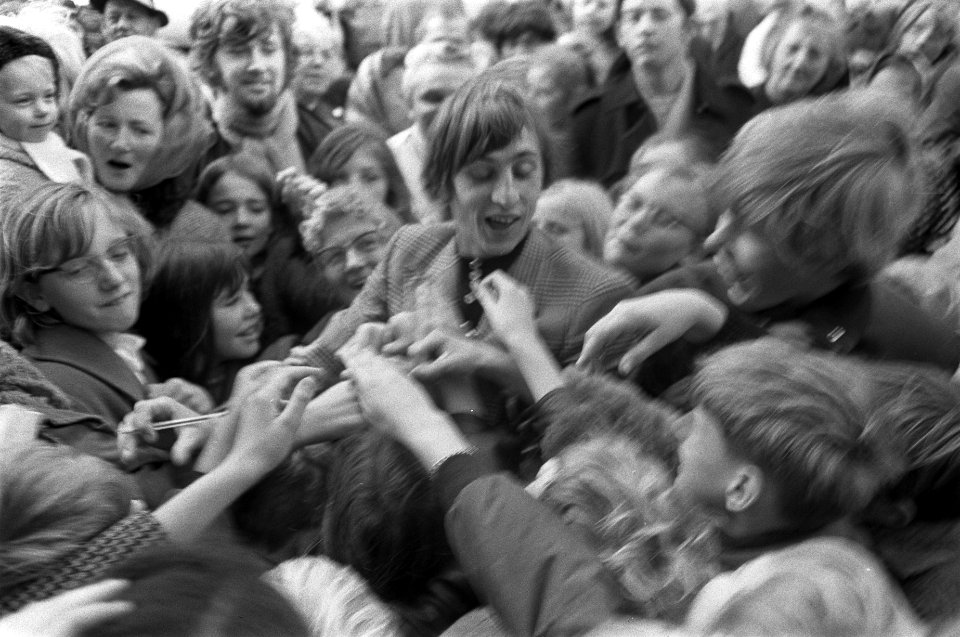 Johan Cruijff opent een drankenwinkel op Beukenplein Amsterdam. Cruijff geeft ha, Bestanddeelnr 922-9726