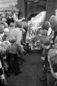 Johan Cruijff opent een drankenwinkel op Beukenplein Amsterdam. Cruijff schiet t, Bestanddeelnr 922-9724