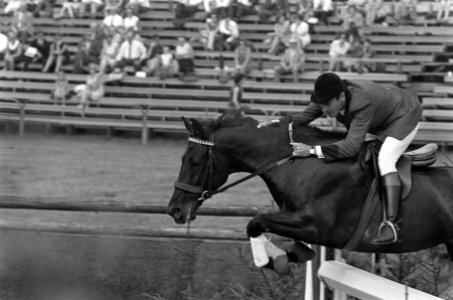 Jockey Pessoa met diens paard springt over een hindernis, Bestanddeelnr 921-6300