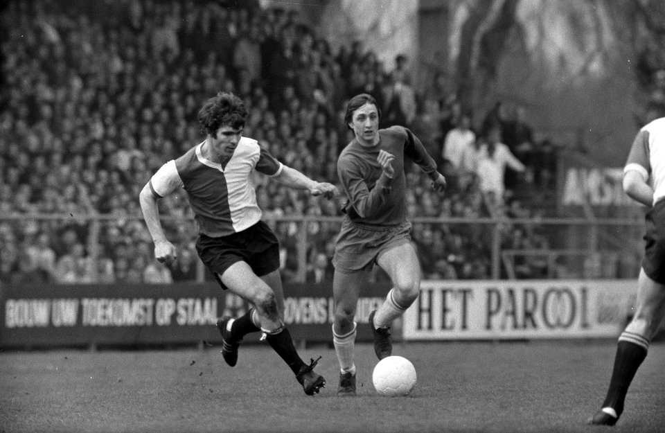 Johan Cruijff in duel met Willem van Hanegem (links), Bestanddeelnr 923-4731