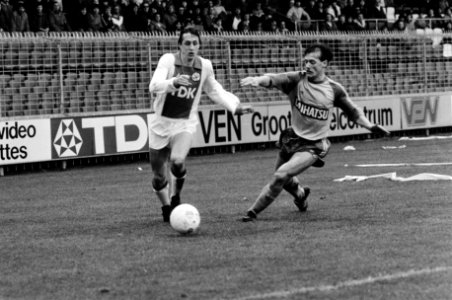 Johan Cruijff in duel met Van de Mark, Bestanddeelnr 932-4563