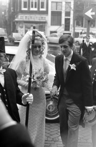 Johan Cruijff getrouwd met Danny Coster het bruidspaar bij het stadhuis, Bestanddeelnr 921-9072