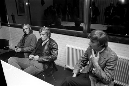 Johan Neeskens (Ajax), Piet Keizer (Ajax), en Hugo Hovenkamp (Groningen) voor tu, Bestanddeelnr 924-9438 photo