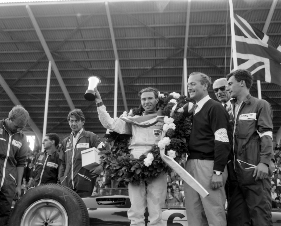 Jim Clark winnaar Grote Prijs van Nederland in 1963 Met krans en beker Jim Cla, Bestanddeelnr 915-2894