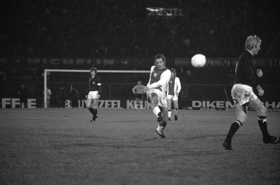 Johan Neeskens schiet op het Milanese doel. Milan-verdediger Karl-Heinz Schnelli, Bestanddeelnr 926-9472
