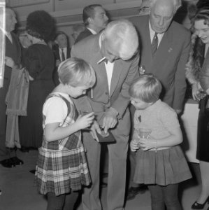 Jhr. W. Sandberg onderscheiden, Sandberg met Generaal Lataster, Bestanddeelnr 914-6143
