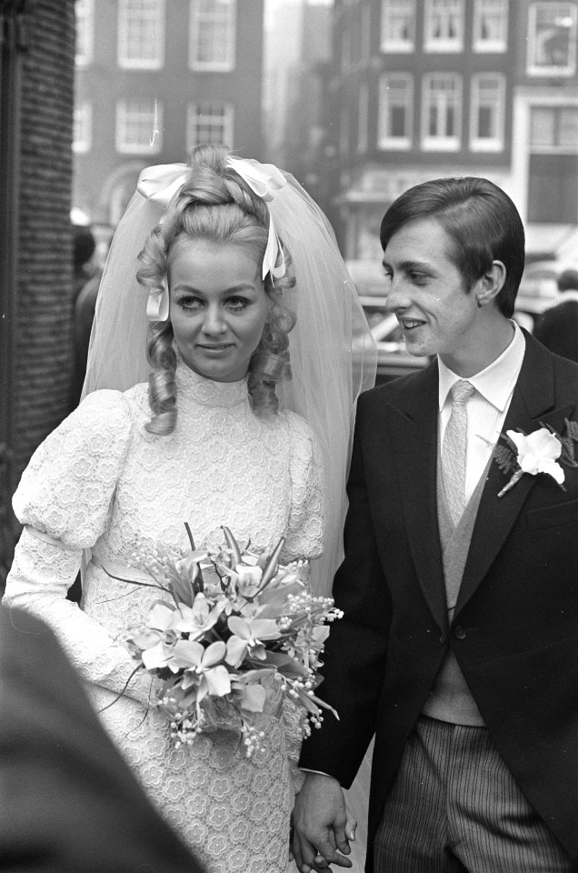 Johan Cruijff getrouwd met Danny Coster het bruidspaar bij het stadhuis, Bestanddeelnr 921-9069