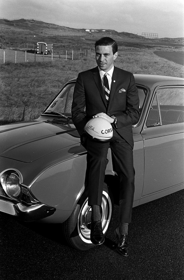 Jim Clark terwijl hij op de Ford Corsair V4 zit, Bestanddeelnr 918-4008