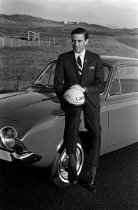 Jim Clark terwijl hij op de Ford Corsair V4 zit, Bestanddeelnr 918-4008